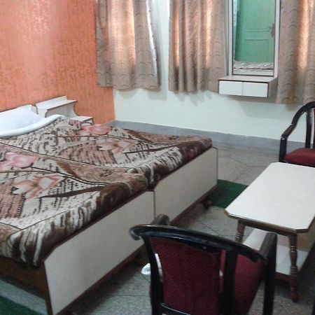 Radiant Ymca Tourist Hostel Varanasi Værelse billede