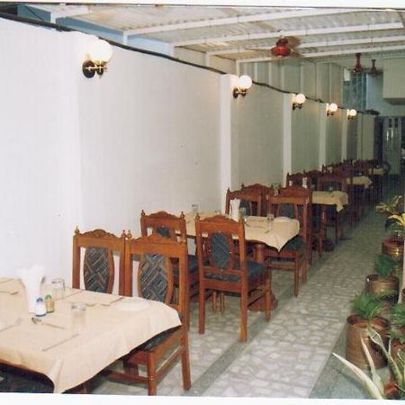 Radiant Ymca Tourist Hostel Varanasi Eksteriør billede