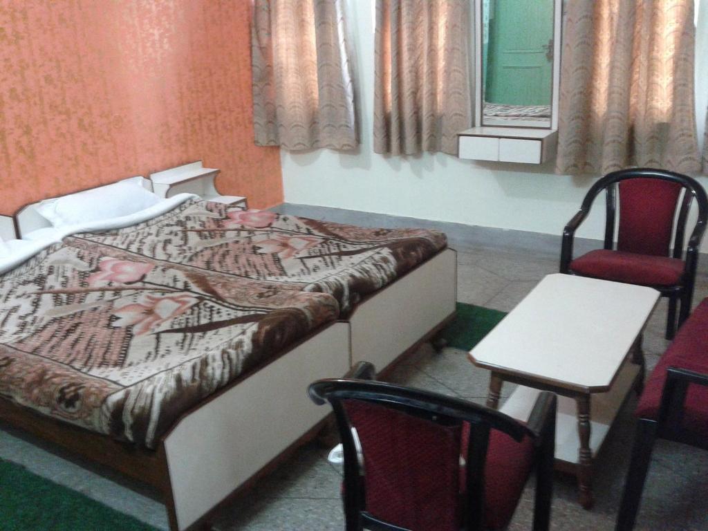 Radiant Ymca Tourist Hostel Varanasi Værelse billede
