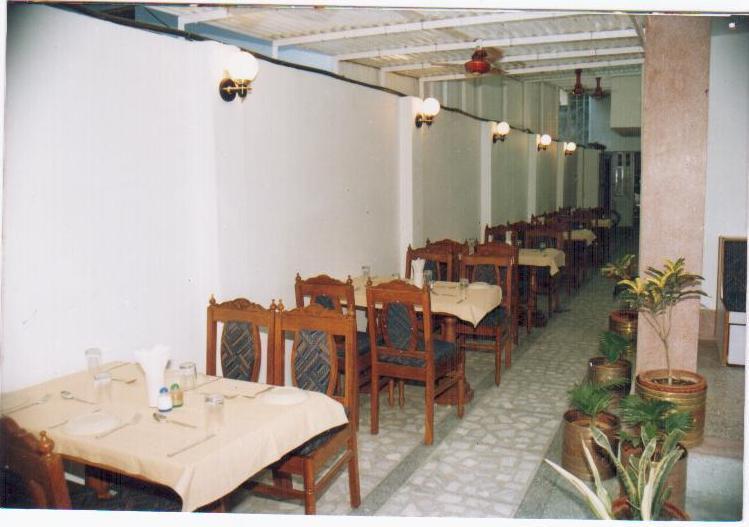 Radiant Ymca Tourist Hostel Varanasi Eksteriør billede